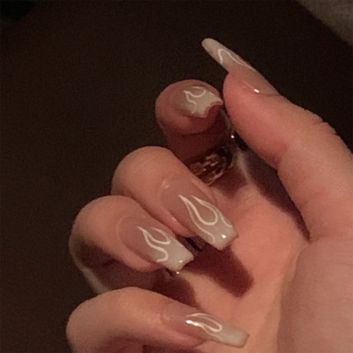 Künstliche Nagelkunst mit feurigen Akzenten Karnz