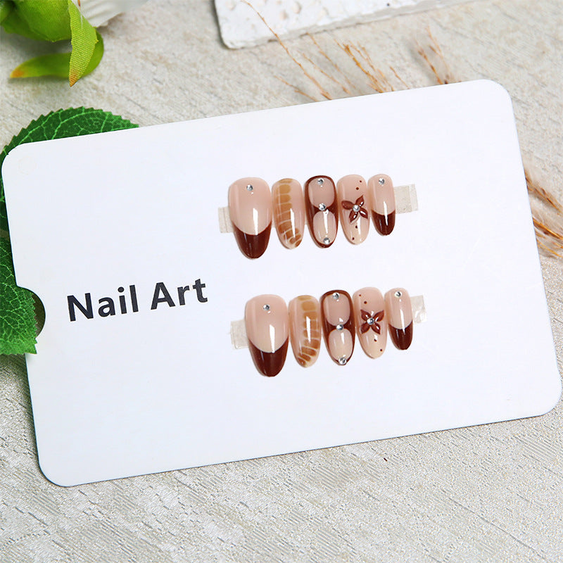 Kunstnägel mit eleganten Motiv-Designs Karnz