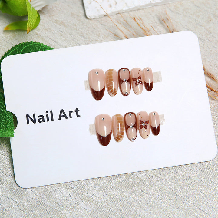 Kunstnägel mit eleganten Motiv-Designs Karnz
