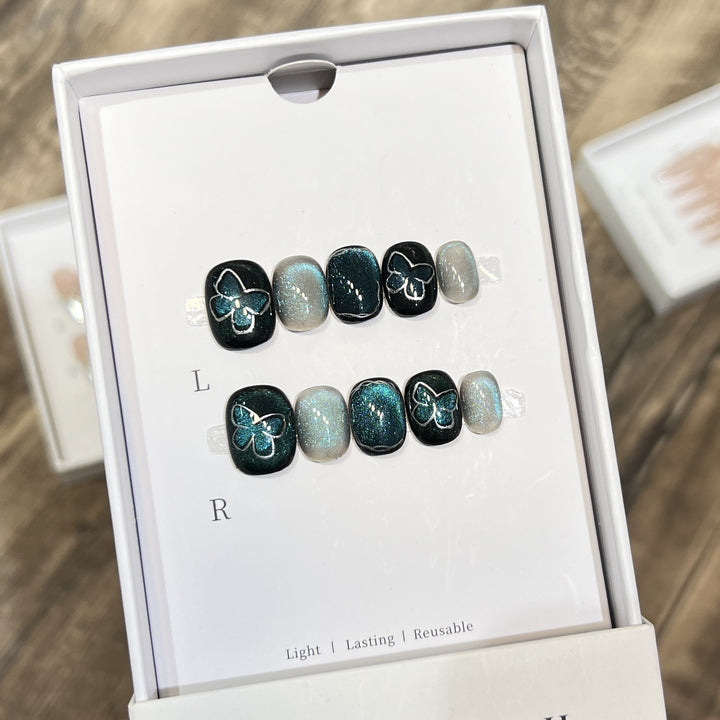 Dekoratives Press-On Nagelkunstset mit Schmetterlings- und Glitzerakzenten Karnz