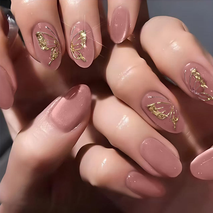 Kunstnagelset mit eleganten goldenen Akzenten und schimmerndem Finish Karnz