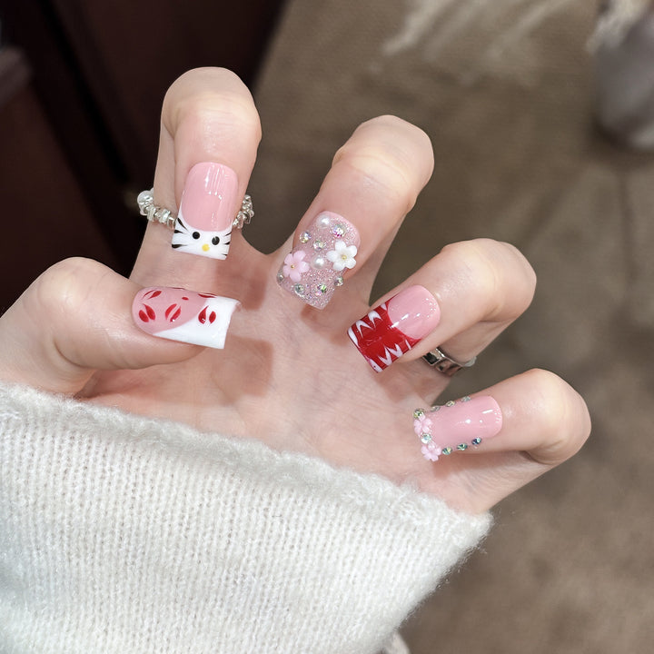 Künstlerisches Press-On Nagelset mit Blumen und Charms