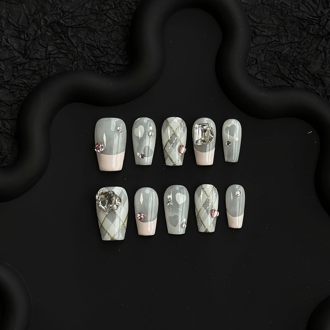 Dekoratives Press-On Nagelkunstset mit Strass- und Herzakzenten