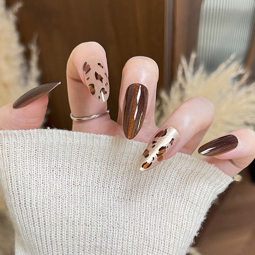 Künstlerisches Stiletto Press-On Nagelset mit elegantem Tierdruck Karnz