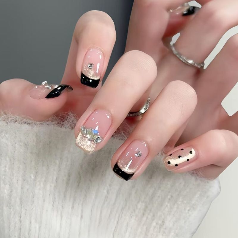Künstlerisches Herzmuster Nagelkunstverlängerungen Karnz