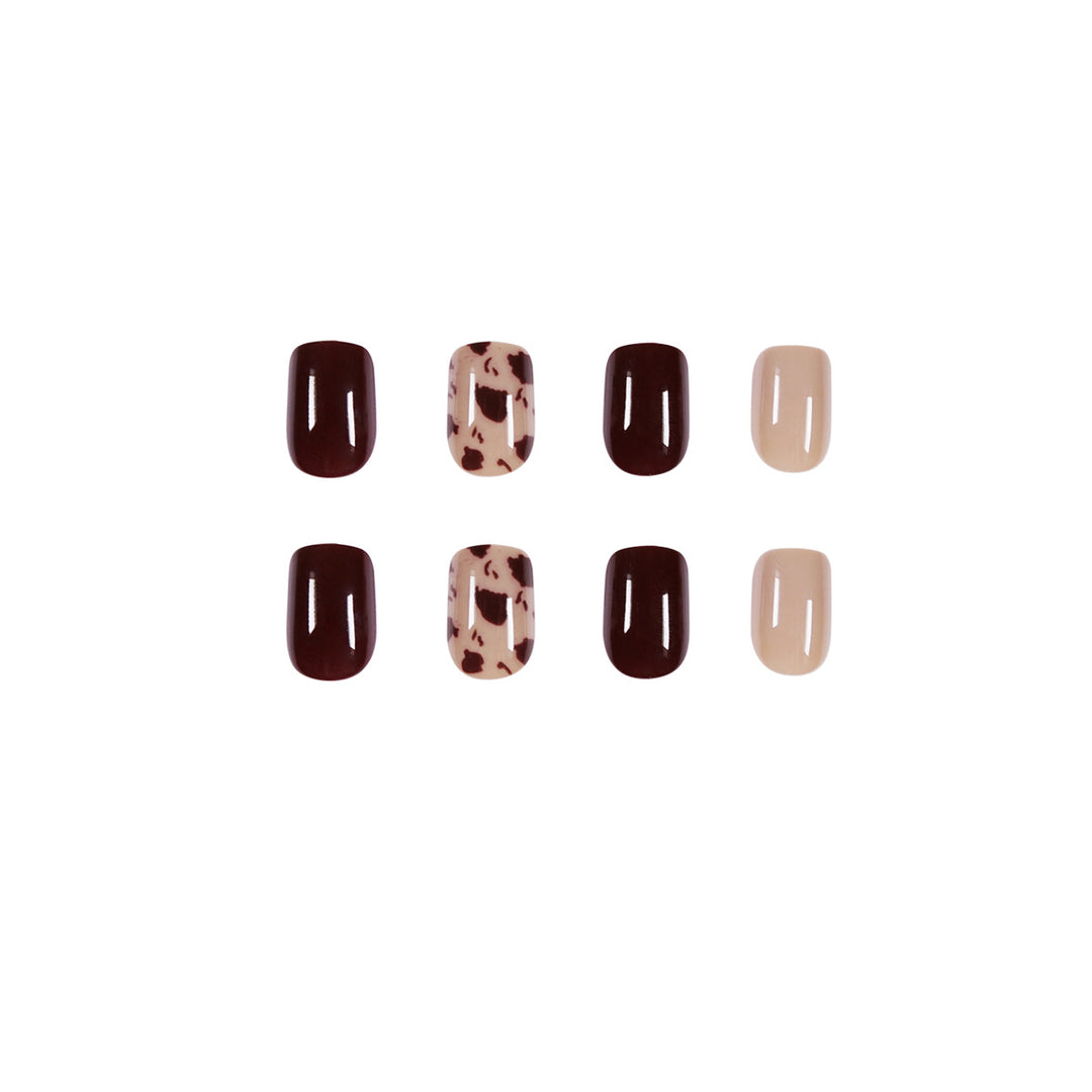 Exklusive Nagelart mit Tiermuster und Glanz Karnz