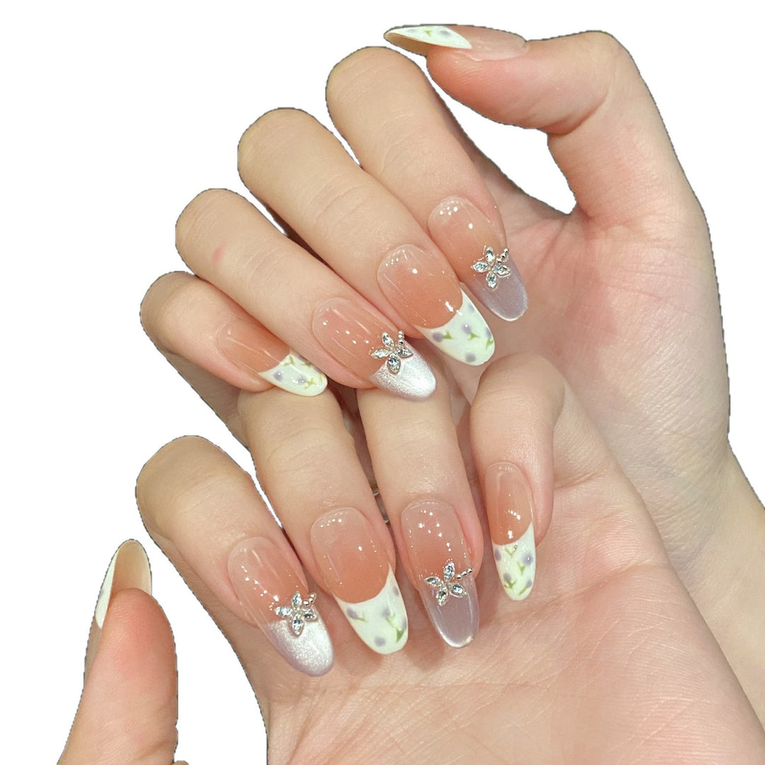 Künstlerisches Press-On-Nageldesign-Set mit floralen Verzierungen