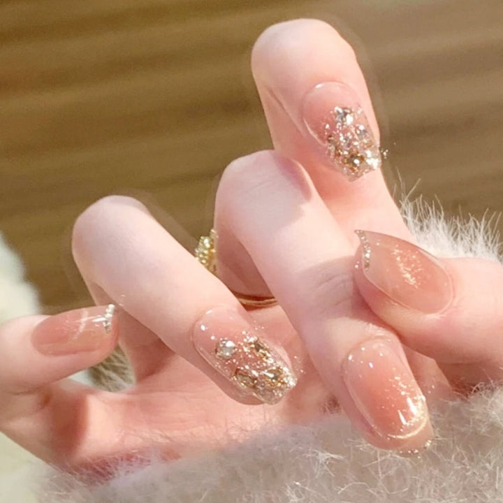 Kunstnagelset mit funkelnden Glitzer- und 3D-Applikationen Karnz
