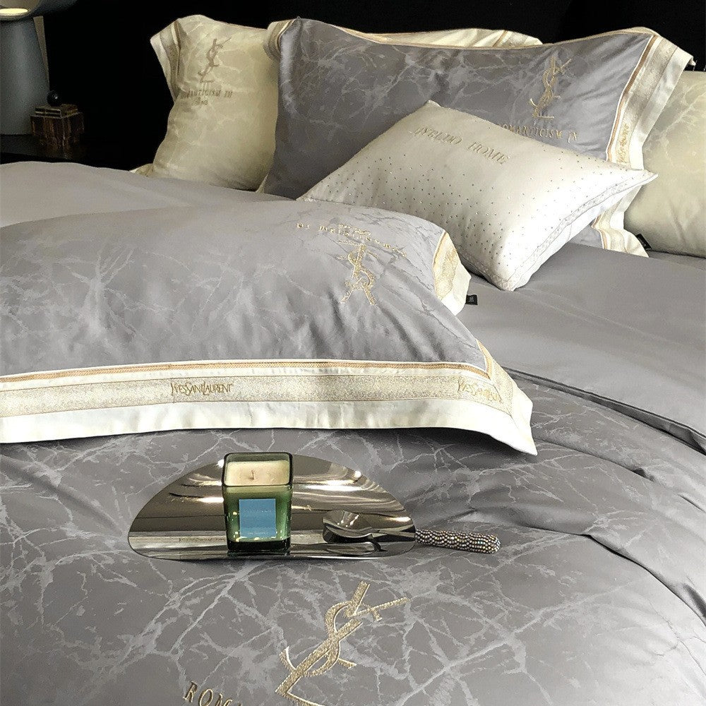 Luxuriöses Satin-Bettwäsche-Set mit dezenter Marmorstruktur und goldener Stickbordüre