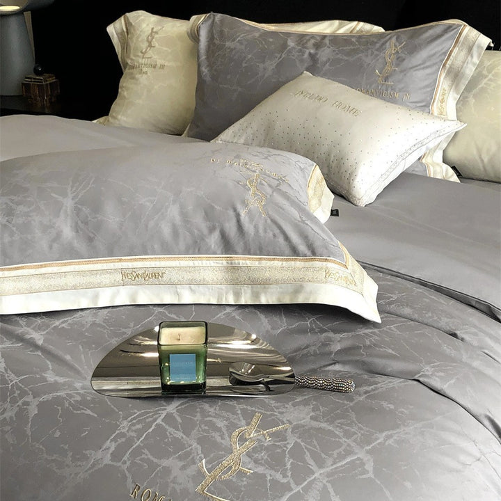 Luxuriöses Satin-Bettwäsche-Set mit dezenter Marmorstruktur und goldener Stickbordüre