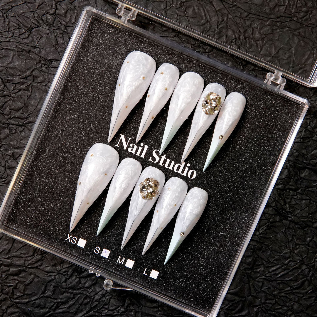 Premium Stiletto Press-On Nagelset mit dekorativen Akzenten