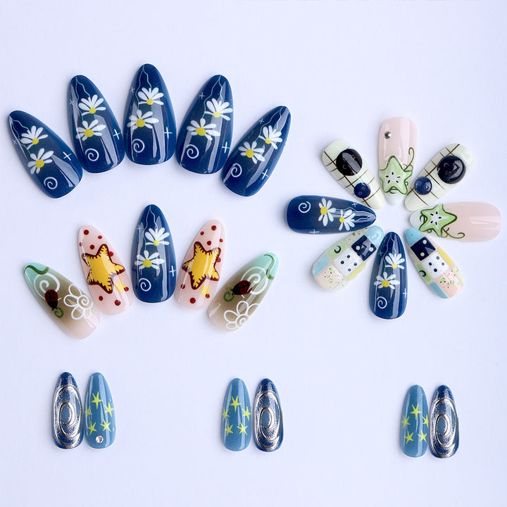 Kunstfingernägel mit Kreativen Maritimen Designs und 3D-Elementen Karnz