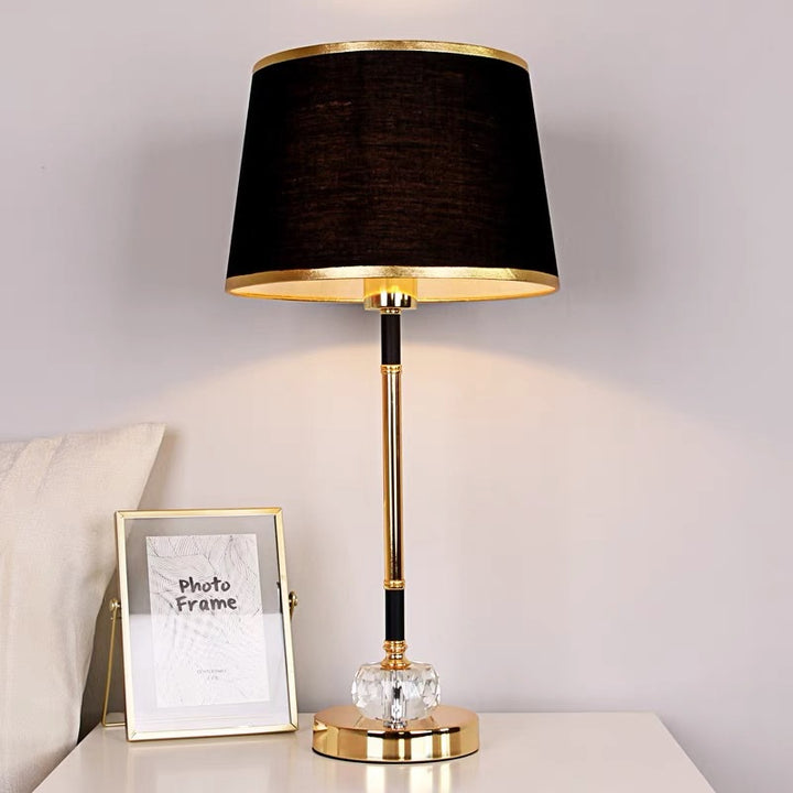Elegante schwarze und goldene Tischlampe