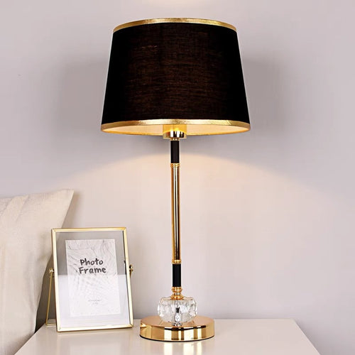 Elegante schwarze und goldene Tischlampe