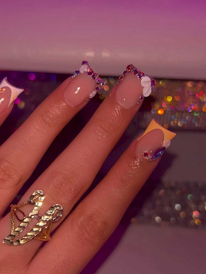 Dekorative florale Strass-Nagelerweiterungen Karnz