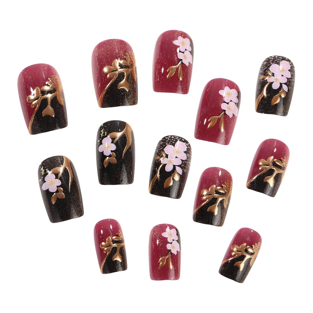 Kunstnägel mit eleganten floralen Akzenten Karnz