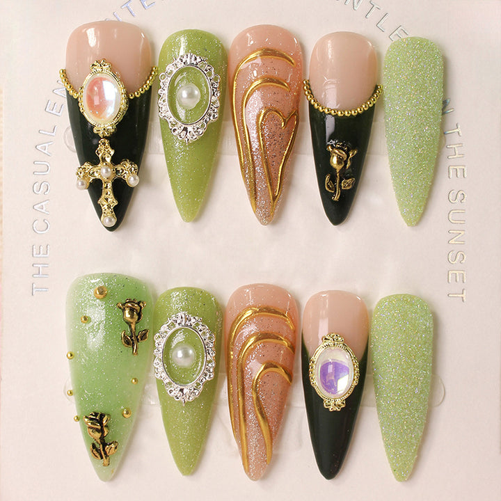 Kunstnagelset mit luxuriösen Verzierungen Karnz