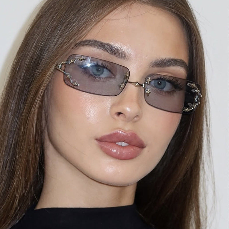 Damen modische Sonnenbrille mit filigranem Metallrahmen und transparenten Gläsern Karnz