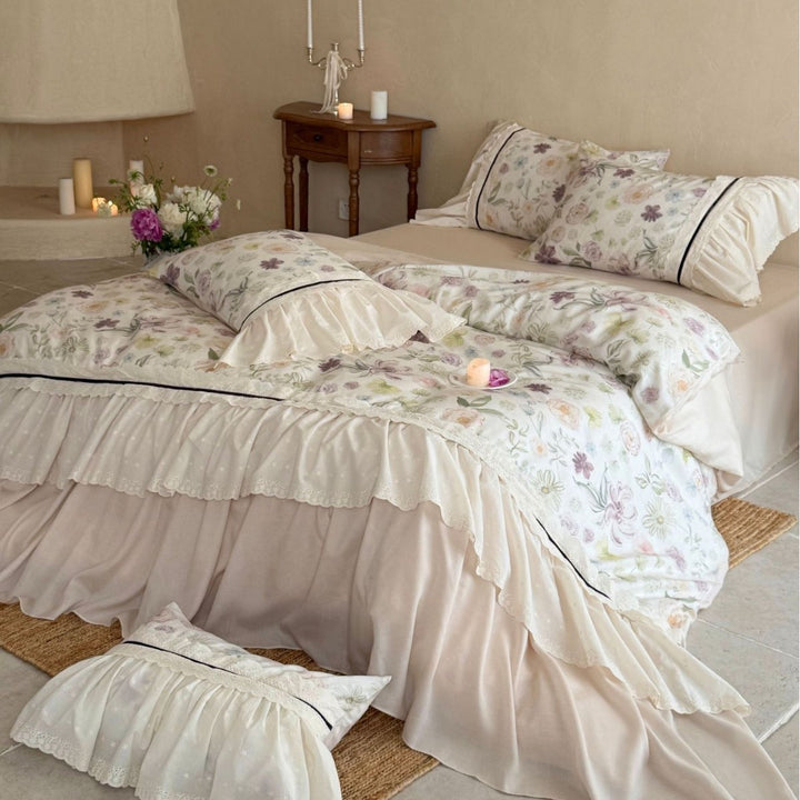 Bettwäsche-Garnitur im Vintage-Landhausstil mit gestuftem Volant und Aquarellblumen