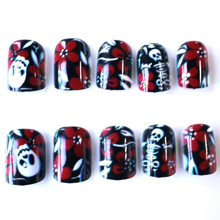 Kreative Kunstnägel mit Totenkopf-Motiv und floralen Elementen Karnz