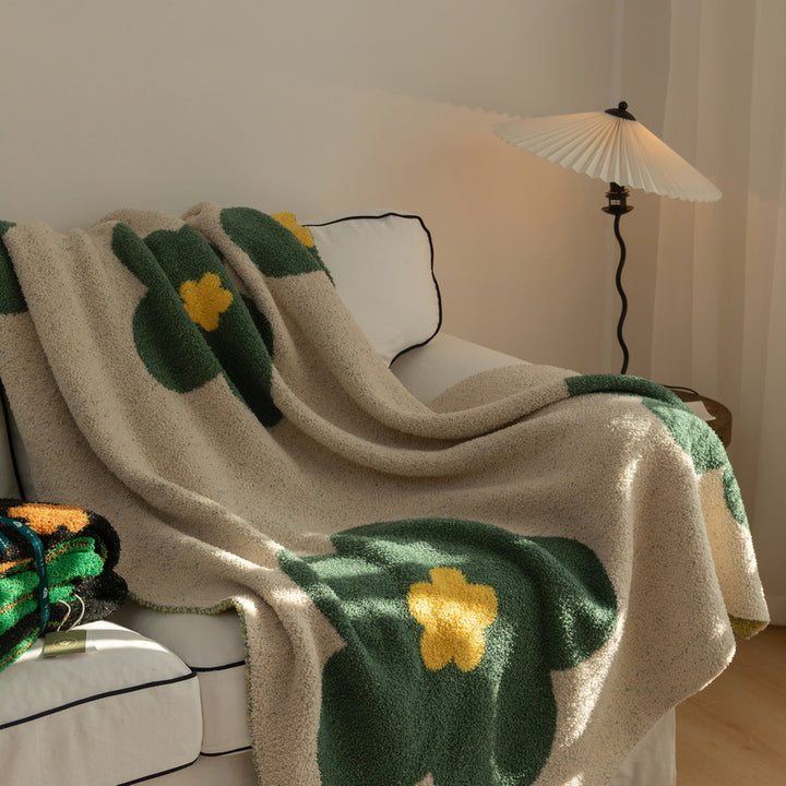 Grobstrick-Bouclé-Wohndecke mit großflächigem Blumenmotiv und Teddy-Textur Karnz