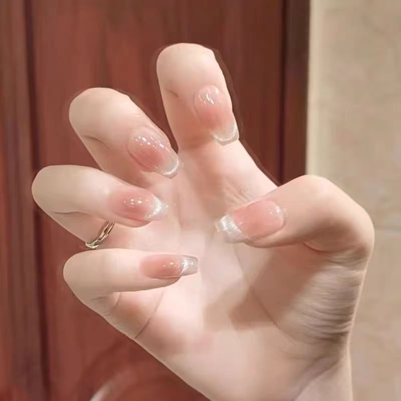Elegante Kunstnägel mit Funkelndem Glitter und Französischer Spitze Karnz