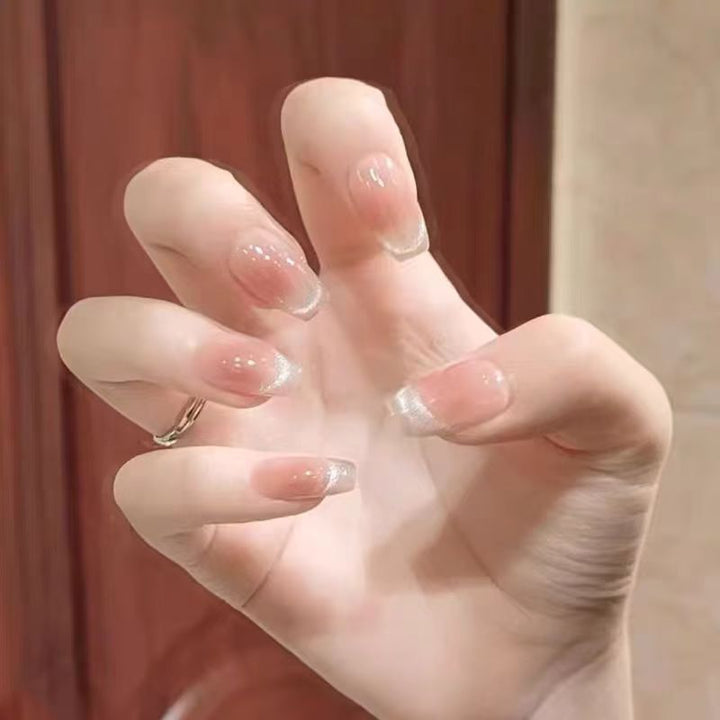 Elegante Kunstnägel mit Funkelndem Glitter und Französischer Spitze Karnz