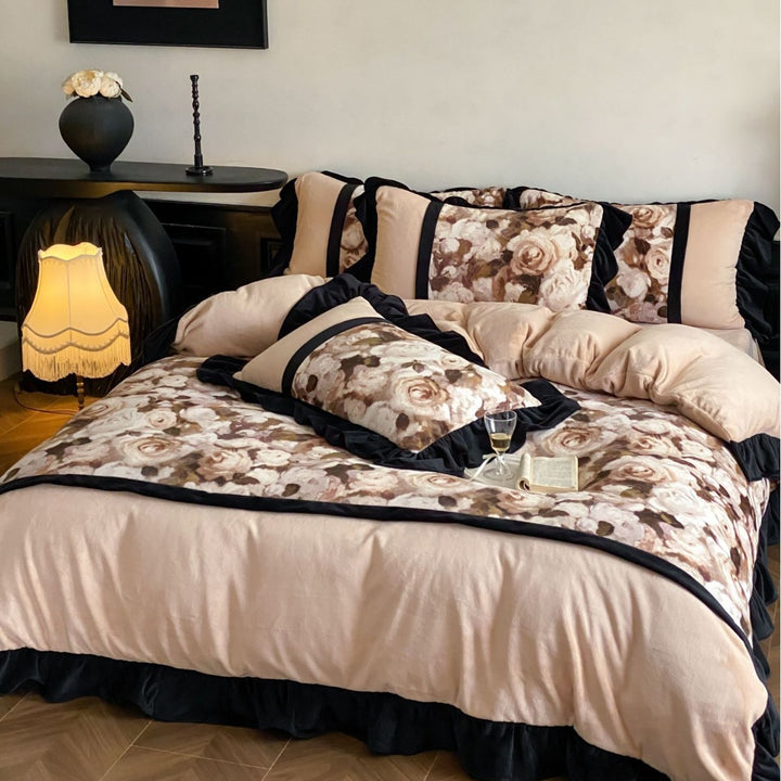 Romantisches Bettwäsche-Set mit Volant, floraler Jacquard-Einlage und Zierbändern
