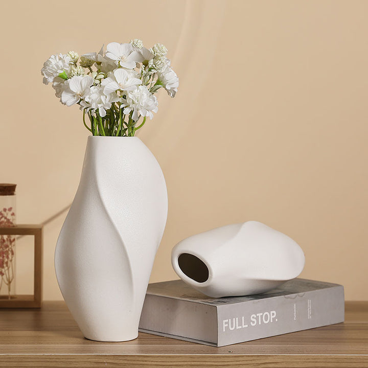 Elegante und zeitgenössische Keramikvase Karnz
