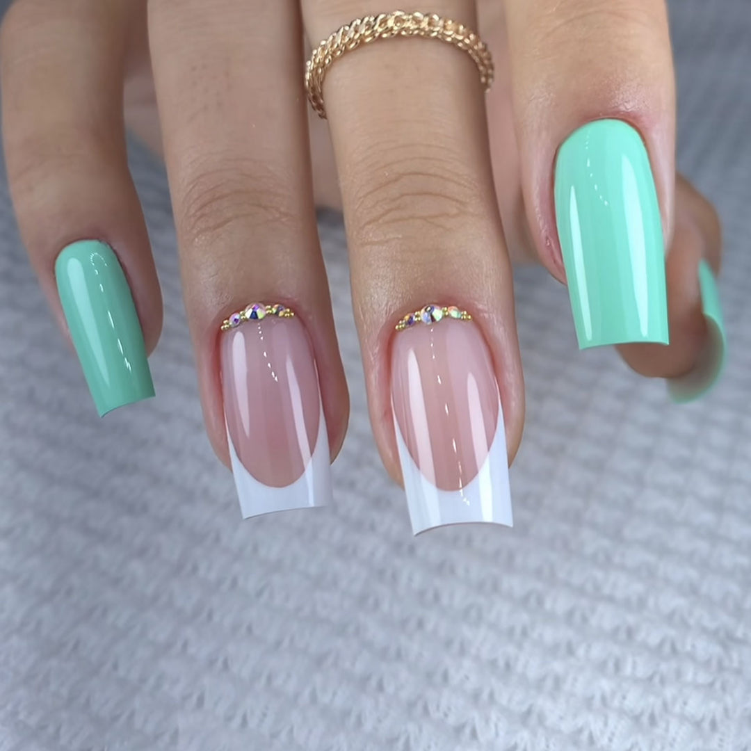 Elegante Stiletto Press-On Nagelkunst mit Strass-Akzenten Karnz