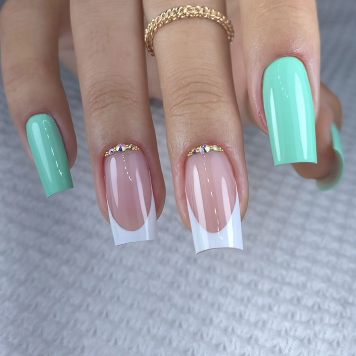 Elegante Stiletto Press-On Nagelkunst mit Strass-Akzenten Karnz