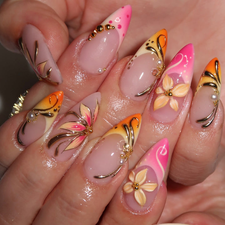 Elegante Kunstnägel mit Floralem Design Karnz