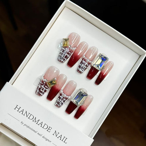 Elegantes Press-On-Nagelkunstset mit Edelsteinakzenten
