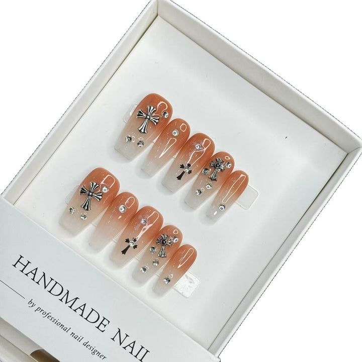 Handgefertigtes dekoratives Press-On-Nagelkunst-Set mit einzigartigen metallischen Akzenten