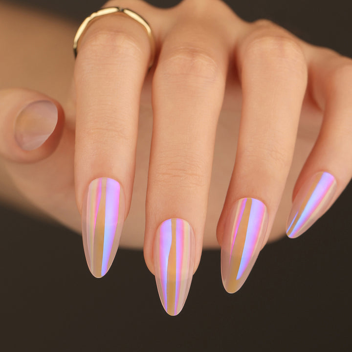 Stylische und schimmernde Nagelverlängerungen Karnz