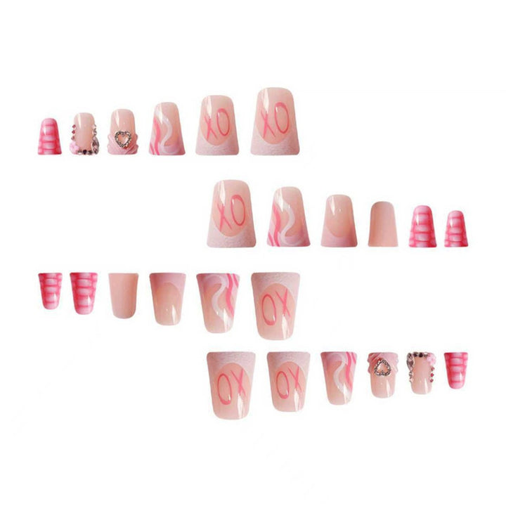 Dekoratives Press-On-Nageldesign mit Herz- und Edelsteinakzenten Karnz
