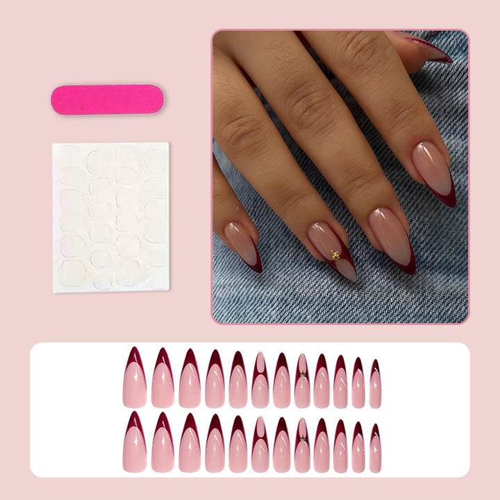 Kunstnagelset mit spitzen Formen und glänzenden Akzenten Karnz