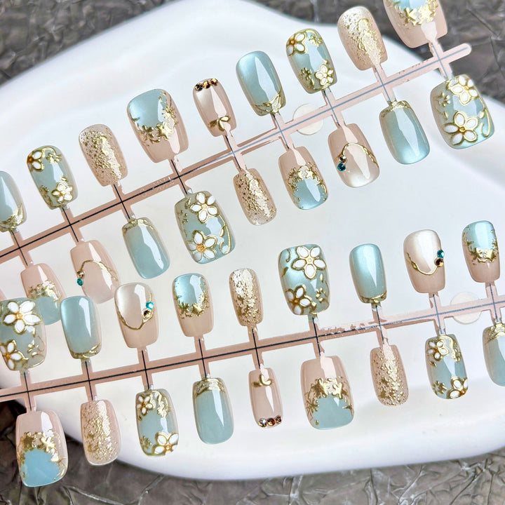 Künstlerisches Press-On-Nagelset mit elegantem Blumendesign