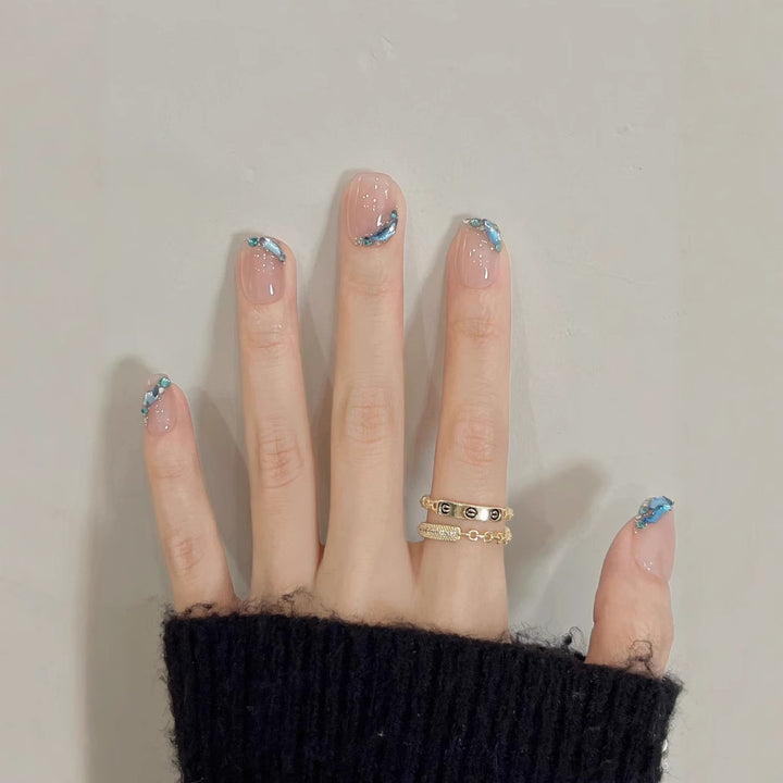 Elegantes Press-On Nagelkunstset mit dekorativen Wellenmustern