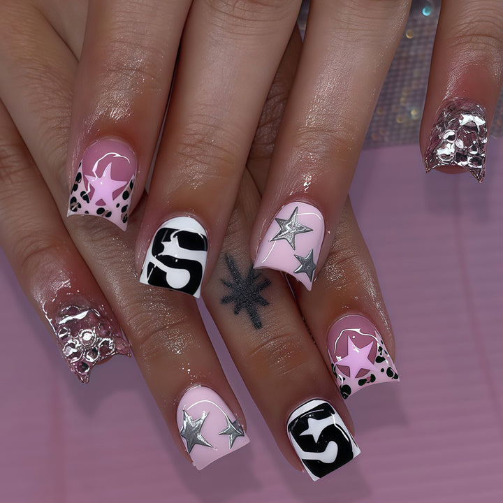 Künstlerisches Press-On Nagelkunstdesign Karnz