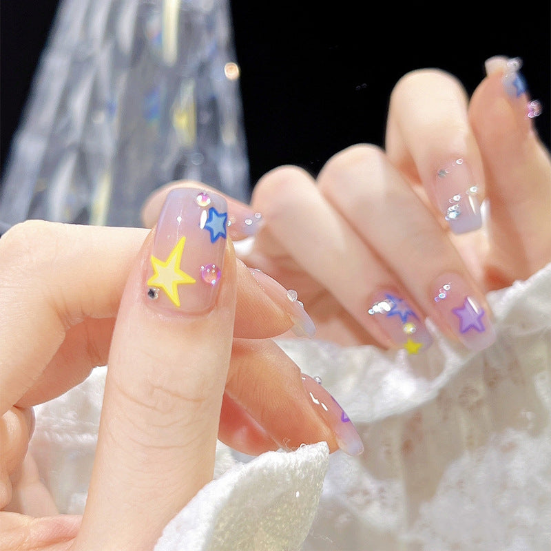 Kunstnagelset mit eleganten blühenden Verzierungen und zartem Ombre-Effekt Karnz
