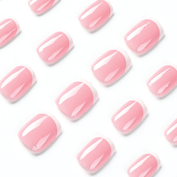 Kunstvolle Nagelverlängerungen mit klassischem französischen Design Karnz