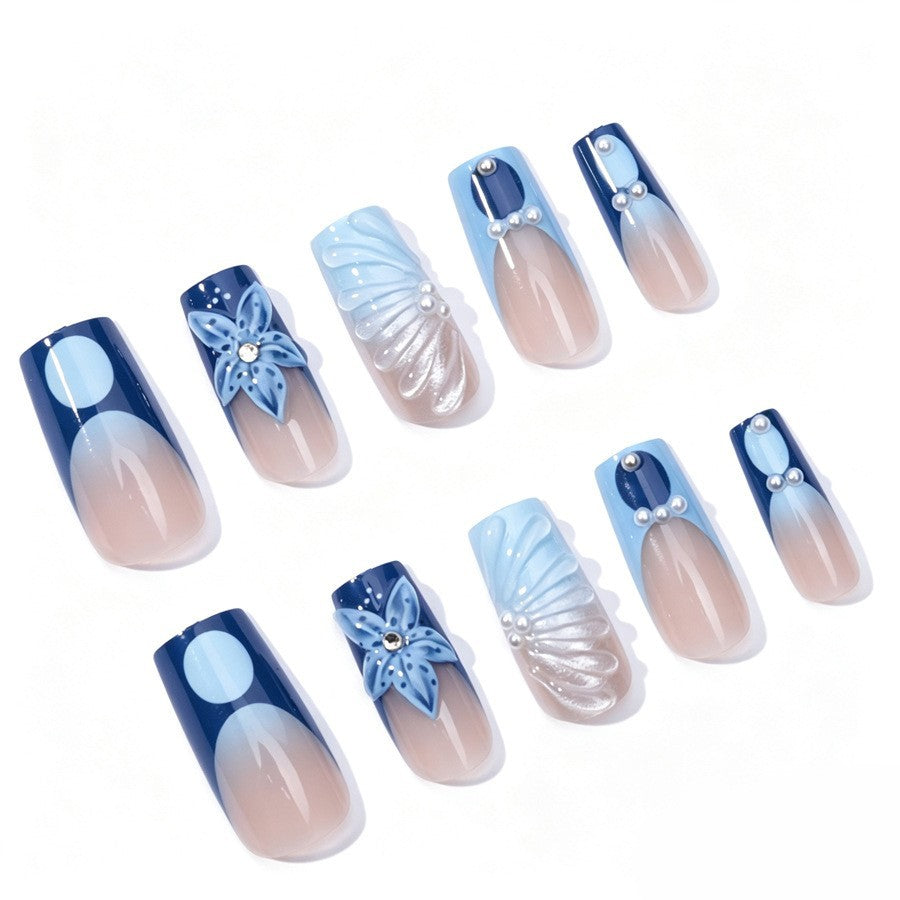 Kunstnagelset mit floralen und eleganten Verzierungen Karnz