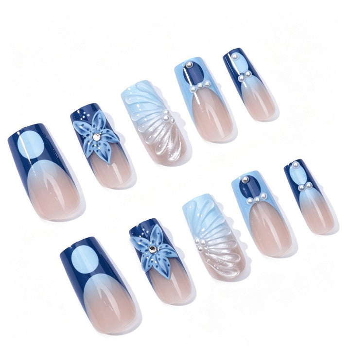 Kunstnagelset mit floralen und eleganten Verzierungen Karnz