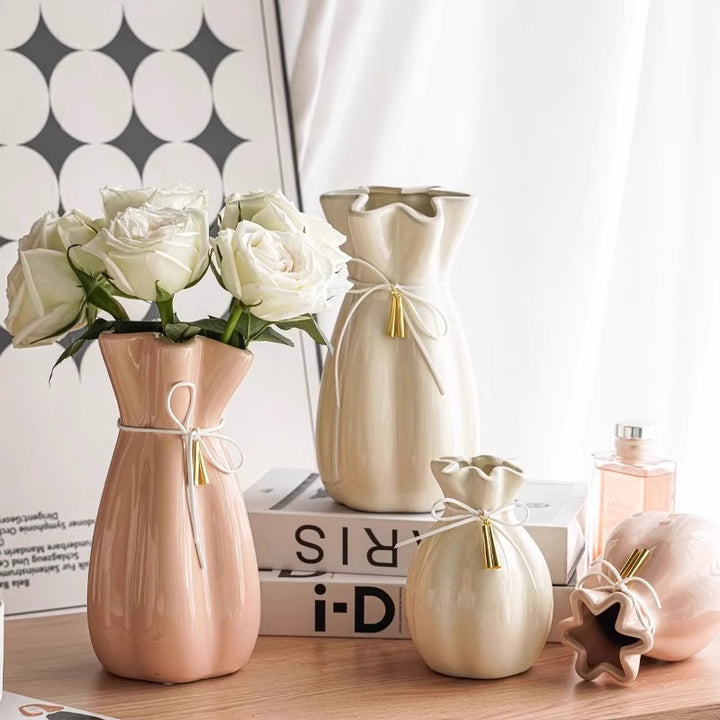 Elegante Keramikvase mit zarter Rüschenkante Karnz
