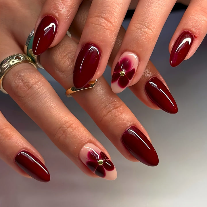 Elegante florale Press-On-Nagelkunst Karnz