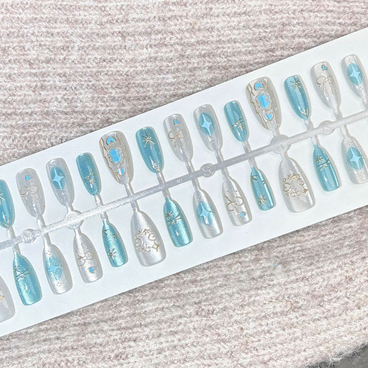 Elegantes Press-On Nagelkunst-Set mit dekorativen Akzenten