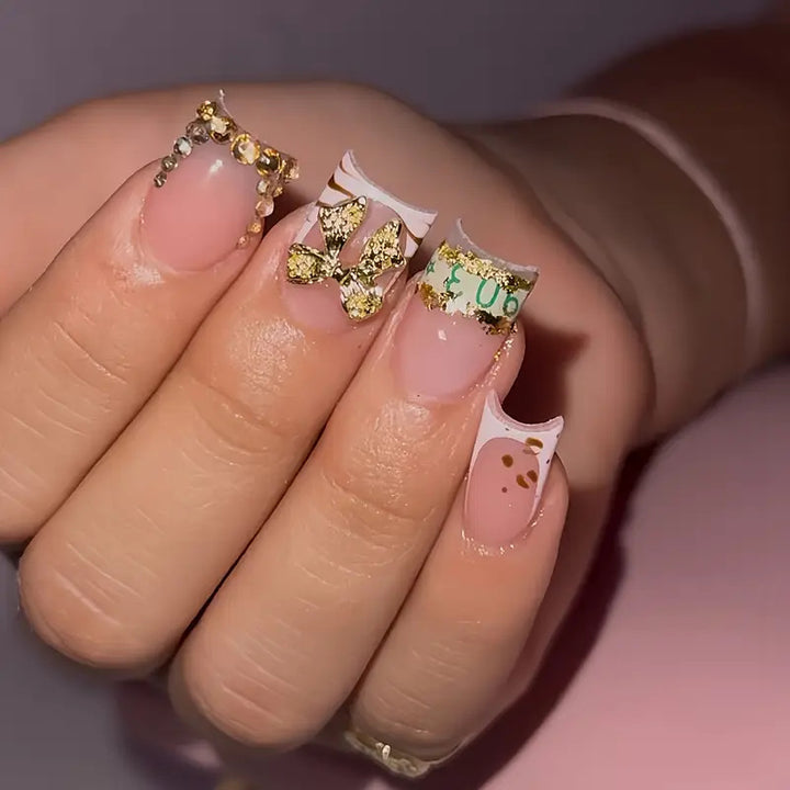 Dekorative gold-akzentierte Press-On Nagelkunst Karnz
