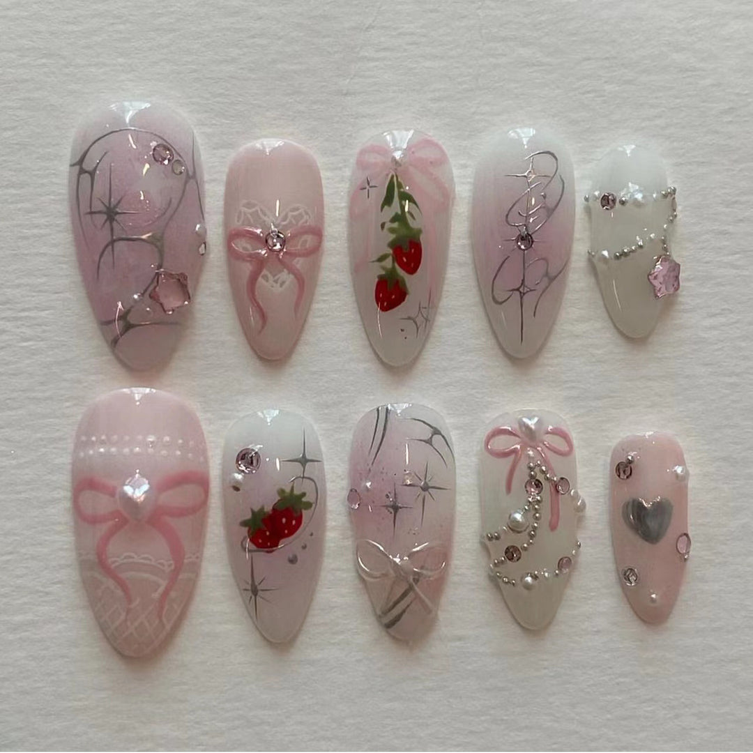 Künstliche Nagelkunst mit romantischem Design und Glitzerakzenten Karnz