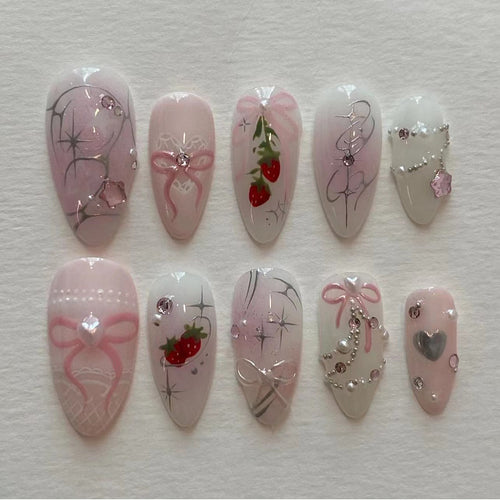 Künstliche Nagelkunst mit romantischem Design und Glitzerakzenten Karnz